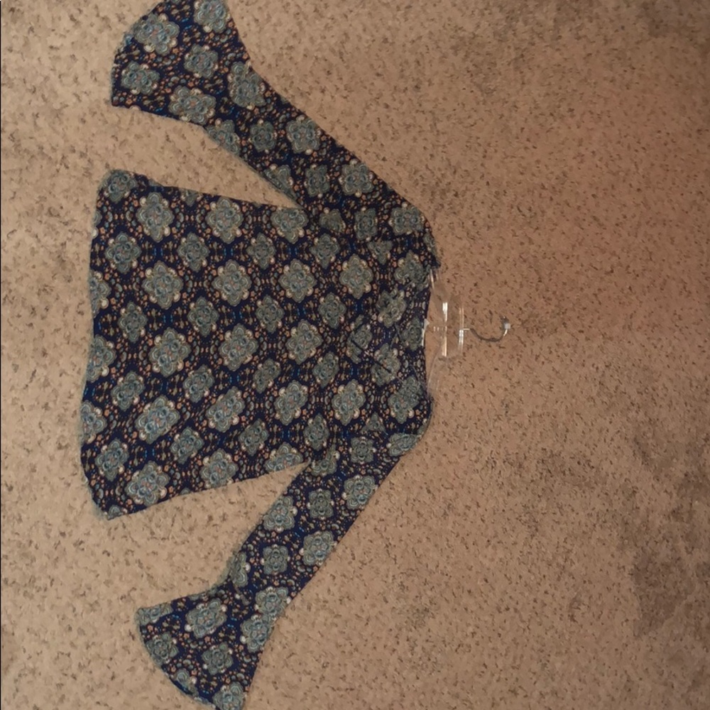 Bell bottom sleeves blouse.